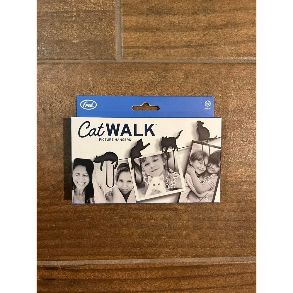 CATWALK - Cat picture hangers and string